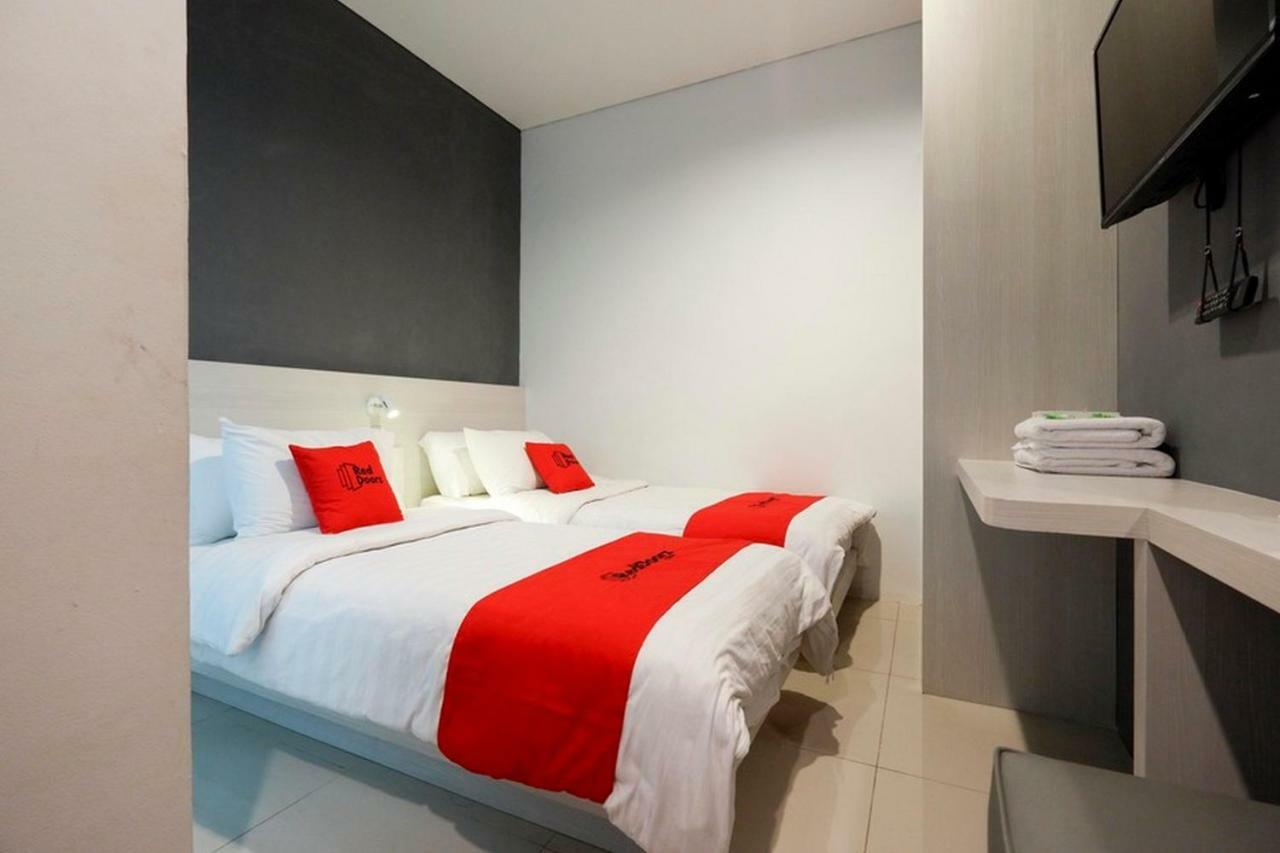 Reddoorz Plus Near Ciputra Mall Simpang Lima Semarang Exterior foto